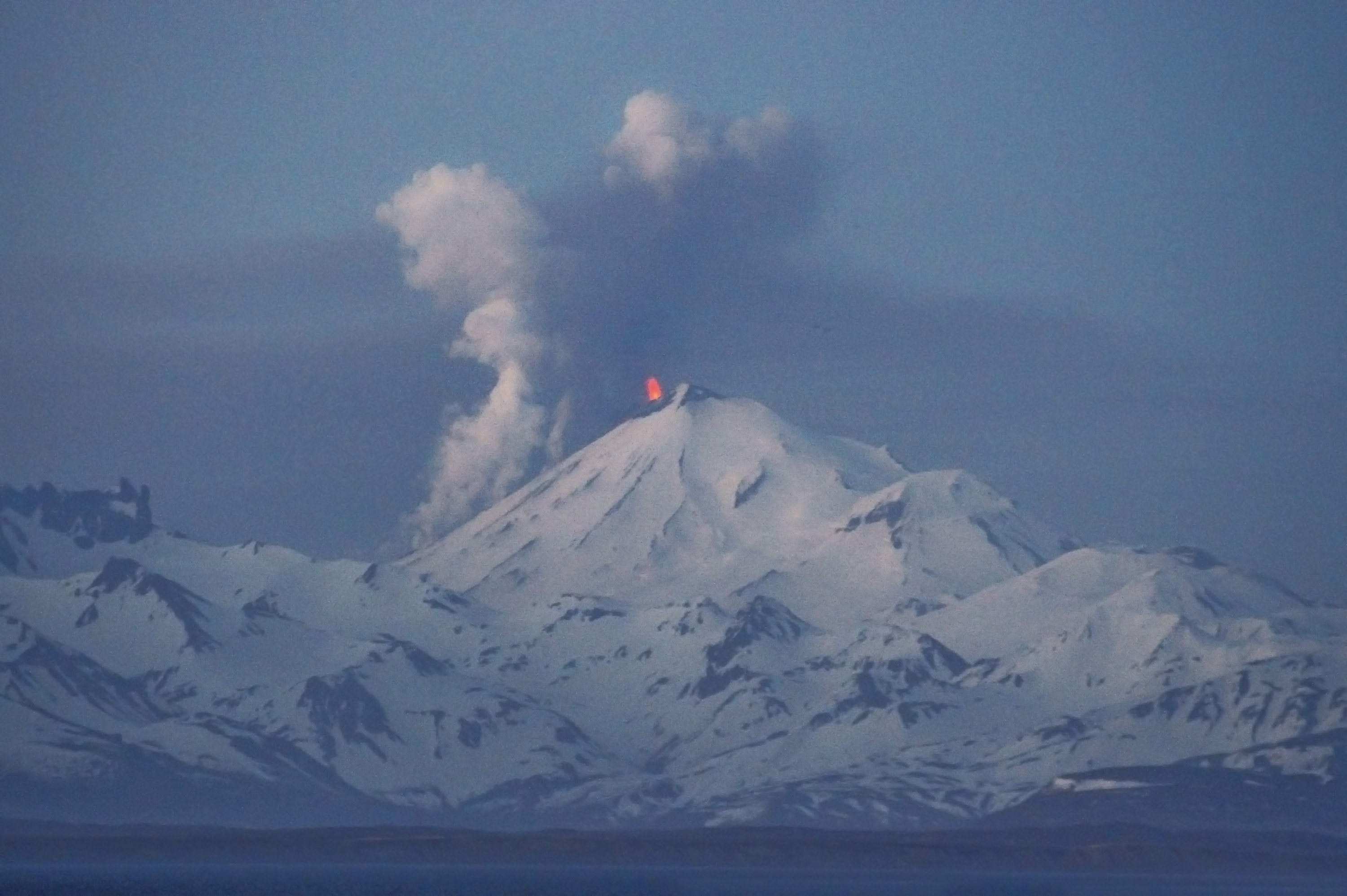 Горы землетрясения извержения вулканов