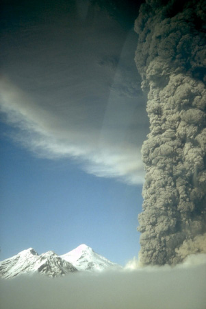 Vertical eruption column and spreading eruption cloud 
from the Crater Peak vent, Mount Spurr volcano (top to 
right). View is to the north. Photograph by S. Walker, 
August 18, 1992.
