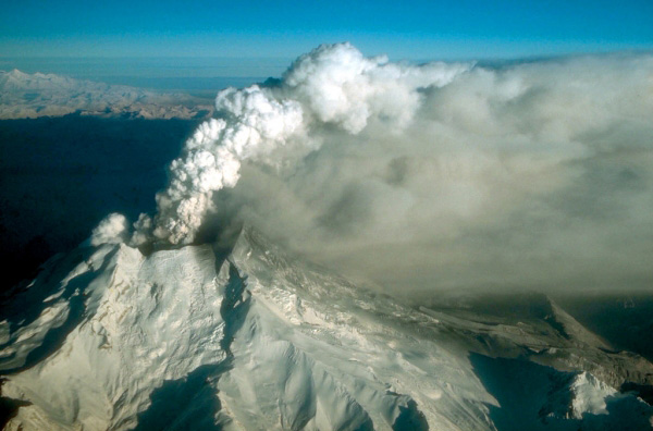Aerial view, looking north, of Redoubt Volcano during a 
continuous, low-level eruption of steam and ash. Photograph 
by W. White, U.S. Geological Survey, December 18, 1989.