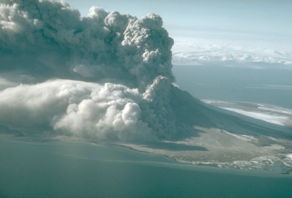A pyroclastic flow sweeping down the north flank of 
1,282-m (4,206 ft)-high Augustine Volcano. The eruption 
cloud is carried to the east by prevailing winds. 
Photograph by M.E. Yount, U.S. Geological Survey, March 30, 1986.