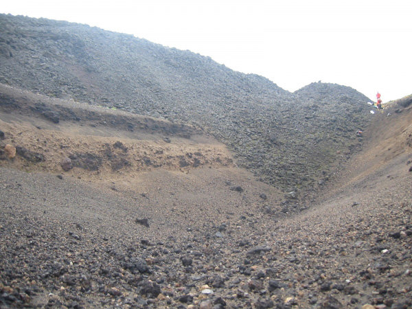 1980s-era lava flowing into gully cut into 1929 pyroclastics, south flank of Gareloi. Near site 03GRBB16. 