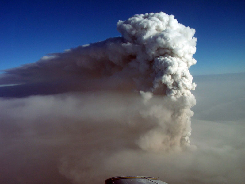 2006 eruption of Augustine volcano, Alaska. View of the continuous eruptive ash cloud extending from the vent to the North-East on January 30, 2006.
