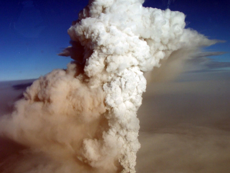 2006 eruption of Augustine volcano, Alaska. View of the continuous eruptive ash cloud extending from the vent to the North-East on January 30, 2006.
