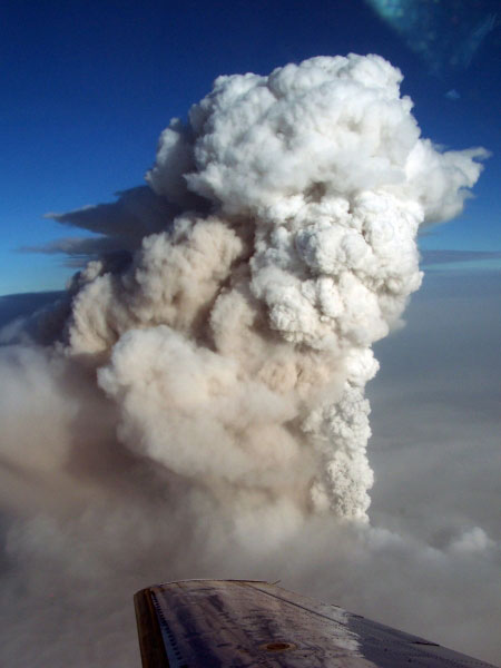 2006 eruption of Augustine volcano, Alaska. View of the continuous eruptive ash cloud extending from the vent to the North-East on January 30, 2006.
