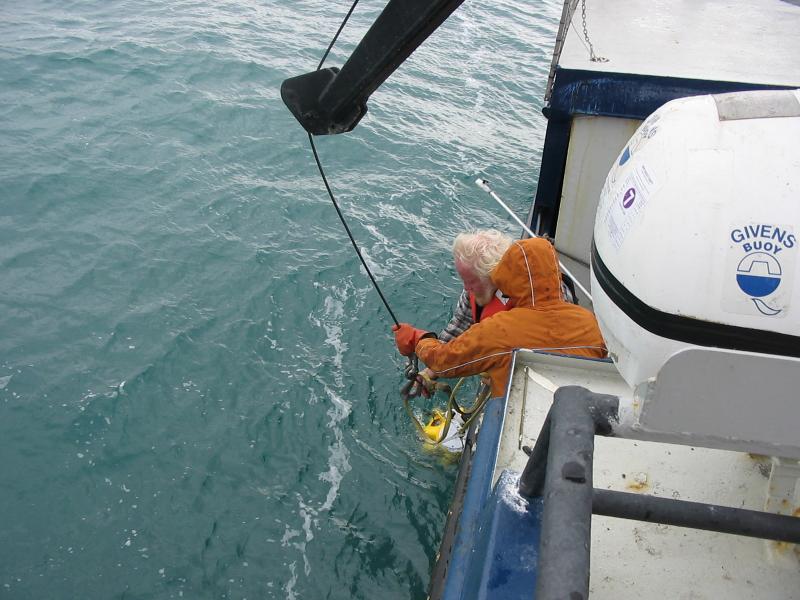 Vic Bender (WHOI) and Cyrus Read pulling an OBS onboard the Maritime Maid.