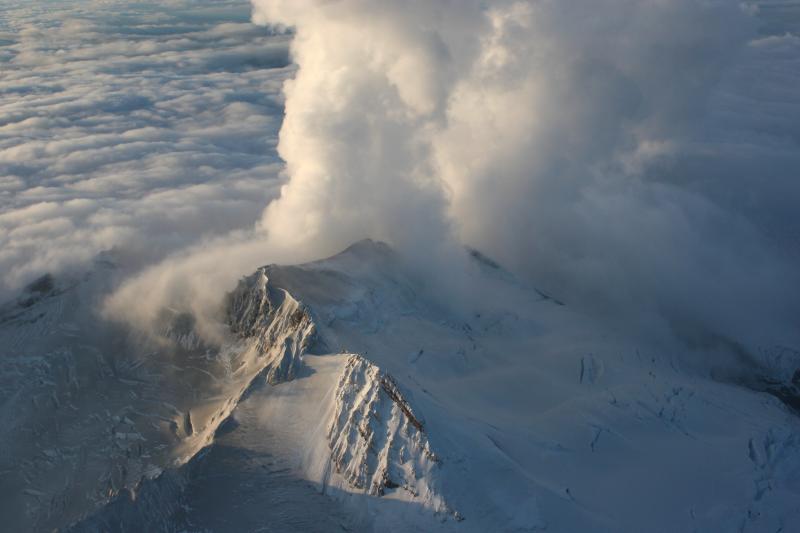 Photo taken during the helicopter observation flight on 20 Sept, 06 between 19:40 and 20:30 local time.  Looking NNW.  SE Ridge in the foreground, top of the "headwall" at the extreme right of the photos, and both plumes in the background.