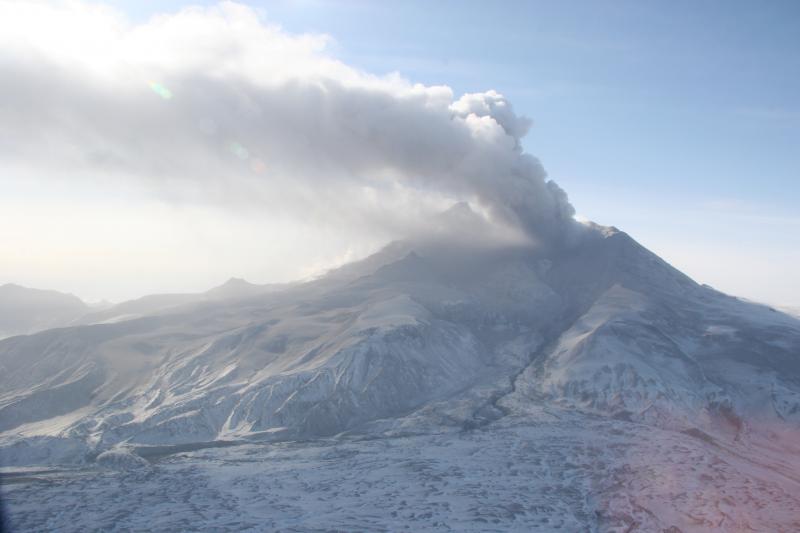 Redoubt volcano in continuous eruption on March 31, 2009.