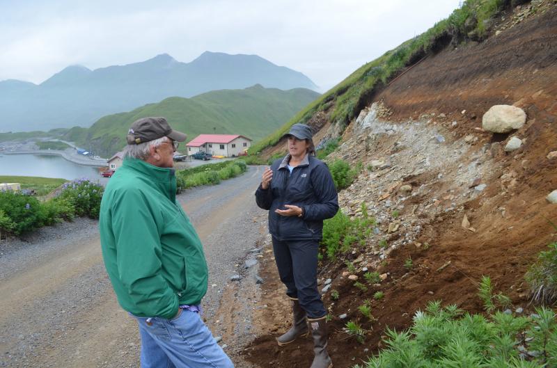 Janet Schaefer (AVO/DGGS) describes Makushin&#039;s past eruptions to Harold Montgomery of the Ounalashka Corporation, and discusses impacts to Unalaska / Dutch Harbor if Makushin produces similar-sized eruptions in the future. This outcrop is located near the top of Haystack Hill.