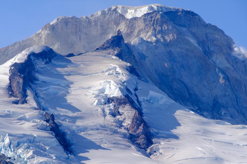 Possible levees of lava flow(s) off the SSE flank of Iliamna.