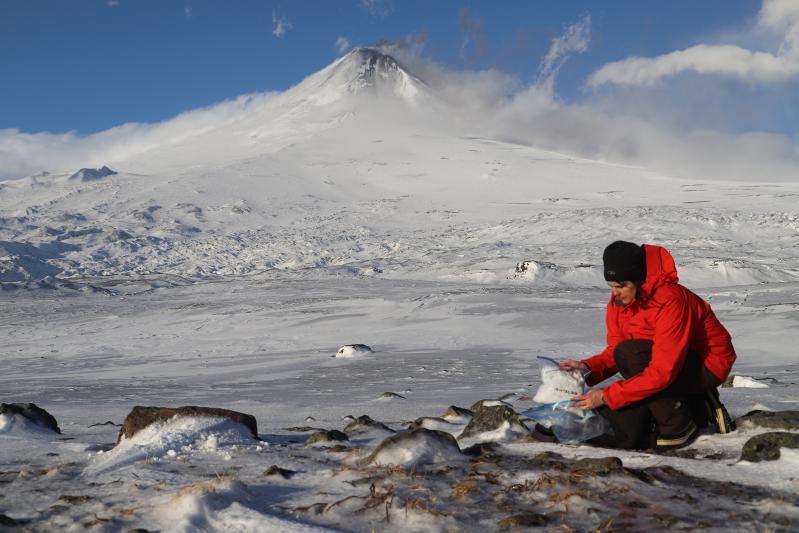 Geologist Janet Schaefer (AVO/DGGS) collects sparse ash encased in ice and snow on the south flank of Shishaldin volcano.
AVO Station ID 19SHJRS002.